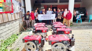 Dinas Perikanan Luwu Beri Bantuan Kapal dan Mesin kepada Kelompok Nelayan, Juga Buka Akses Jalan Produksi