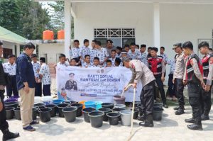 HUT Ke-72 Humas Polri, Polres Luwu Salurkan Bantuan Air Bersih ke Pondok Pesantren