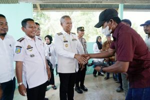 Kembali Salurkan Bantuan Handtraktor, Bupati Luwu Ajak Petani Rajin Berinfaq