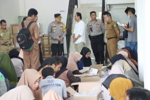 Tinjau Gudang Logistik KPU, Kapolres Luwu Pastikan SOP Sortir dan Lipat Surat Suara Pemilu