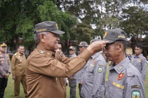 Bantu Pengamanan TPS, Bupati Luwu Lengkapi Satlinmas dengan Atribut dan Seragam