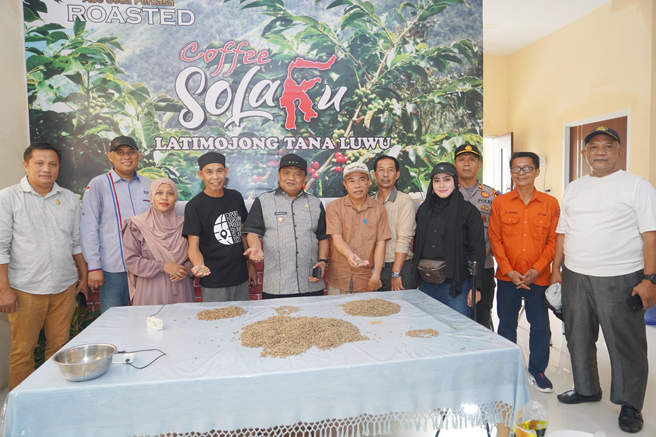 Tinjau Kopi Solaku di IKM Barambing, Pj Bupati Luwu Ajak Majukan Industri Lokal