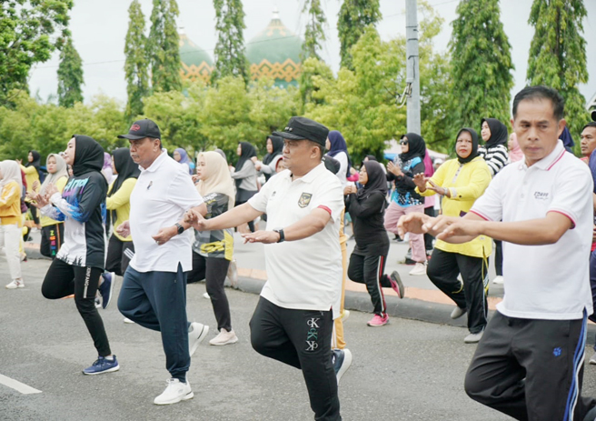 Senam Bersama Jajaran dan Masyarakat Belopa, Pj Bupati Luwu Ajak Jaga Kebugaran Tubuh