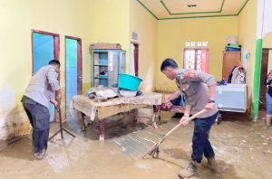 Pasca Banjir di Luwu, Polri Bantu Bersihkan Rumah Warga, Bhayangkari Bagikan Bantuan