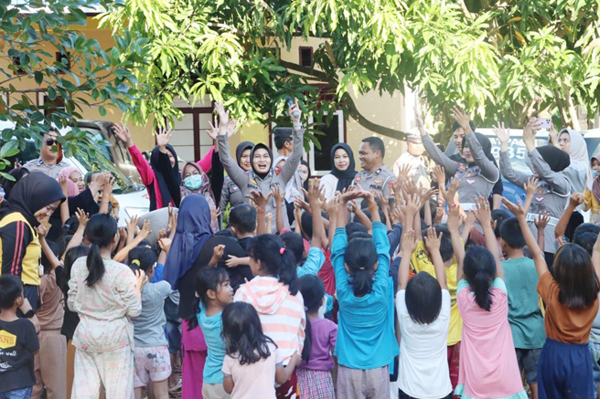 Hibur Anak-Anak Korban Bencana, Polres Luwu Terjunkan Tim Trauma Healing