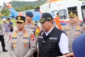 Wilayah Longsor dan Banjir Luwu Terisolasi, Pj Gubernur dan Kapolda Salurkan Bantuan Pakai Helikopter