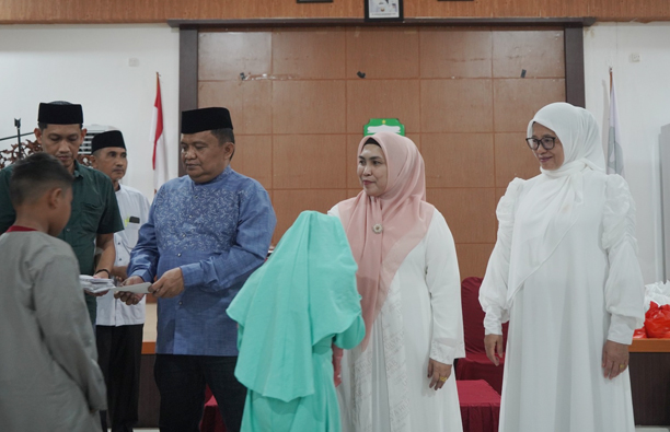 Berbagi Kebahagiaan, Pj Bupati Luwu Bukber Bersama Anak Yatim dan Petugas Kebersihan