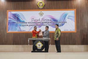 Pj Bupati Luwu Serahkan LKPD Unaudited TA 2023 ke BPK