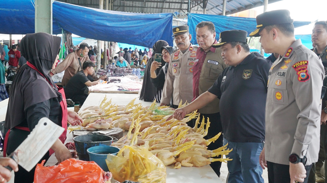 Pasca Lebaran, Pj Bupati Luwu Pantau Harga Bapok di Pasar Sentral Belopa