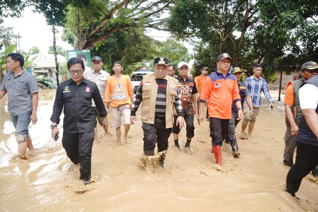 Tinjau Banjir, Pj Bupati Luwu Tetapkan Tanggap Darurat Bencana Hingga Juni